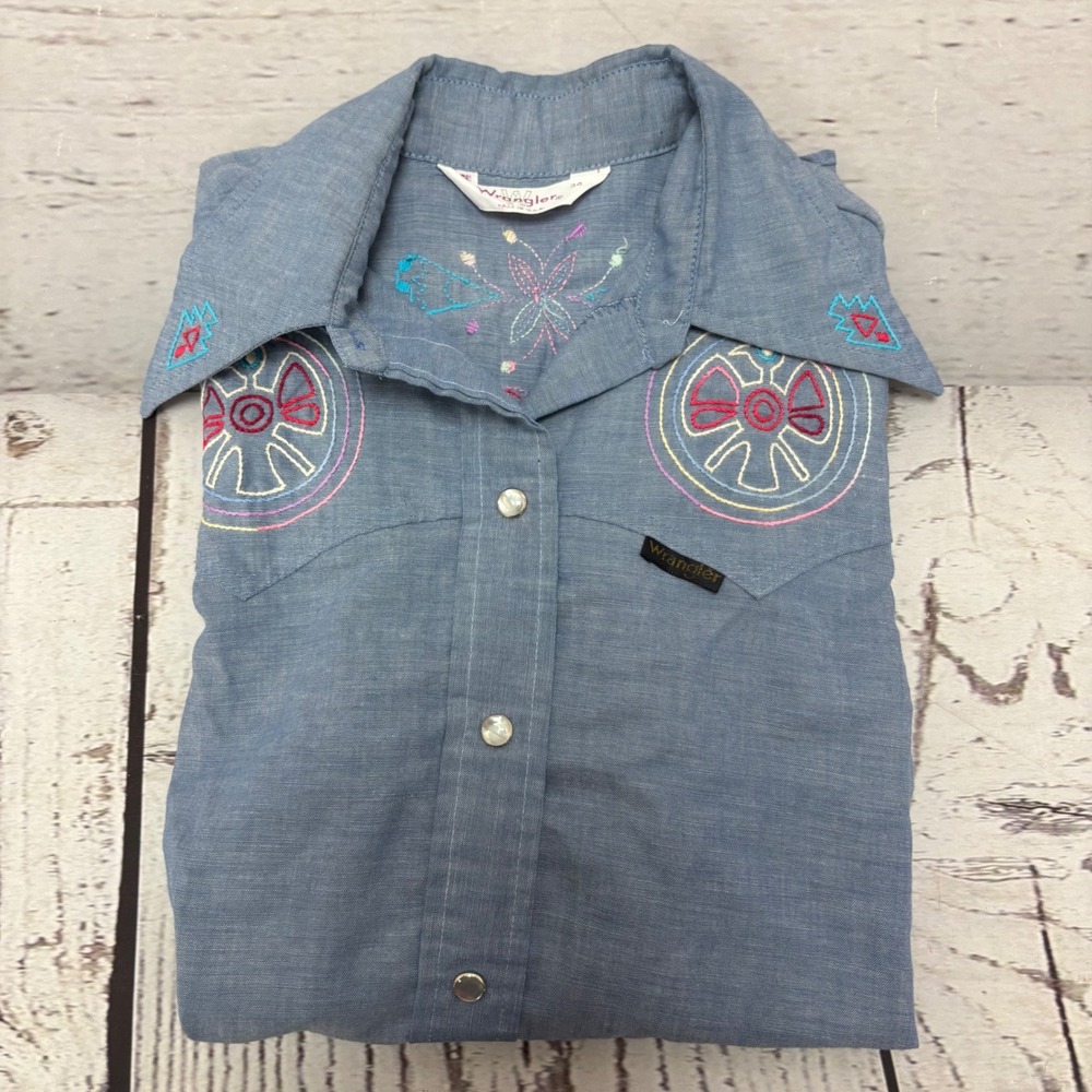 Vintage Wrangler Womens Blue Embroidered Western Snap Shirt USA Made Size 34